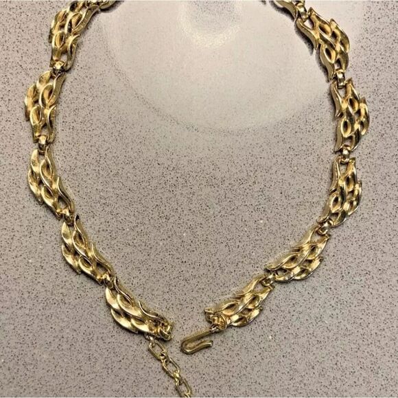 RARE VINTAGE SIGNED CROWN TRIFARI GOLDTONE 16 3/4" NECKLACE EXCELLENT CONDITION - Picture 7 of 16